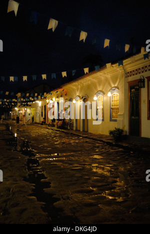 Brasilien, Paraty: Schön dekoriert historischen Zentrum der Partei während der Nossa Senhora Do Rosario und São Benedito Festival im November. Stockfoto