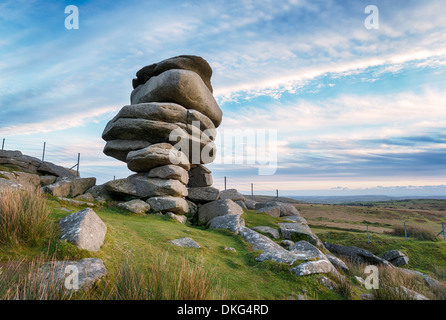 Die Cheesewring einem Felsvorsprung aus verwittertem Granitplatten scheinbar unglaublich auf Bodmin Moor in der Nähe von den Schergen ausgeglichen Stockfoto