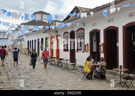 Paraty, Brasilien: Schön dekoriert historischen Zentrum der Partei während der Nossa Senhora Do Rosario und São Benedito Festival im November. Stockfoto