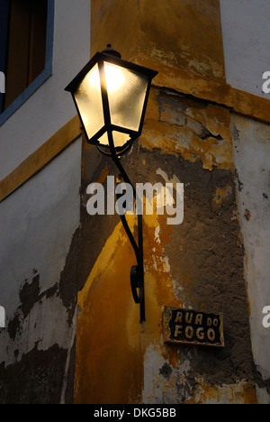 Schöne alte altmodische Straßenbeleuchtung in Paraty Altstadt; Paraty, Espirito Santo, Brasilien. Stockfoto