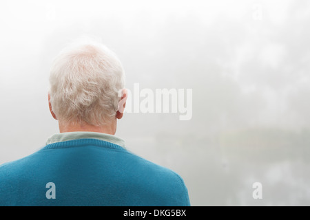 Rückansicht des senior woman in blaues top Stockfoto