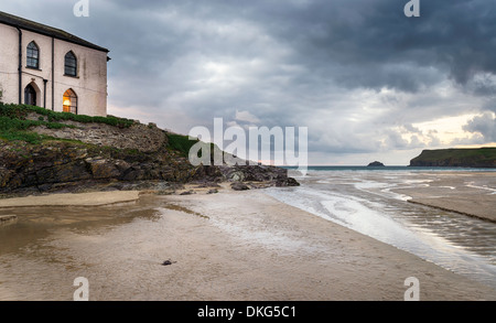 Stürmische Himmel in der Abenddämmerung über Polzeath Strand in Cornwall Stockfoto