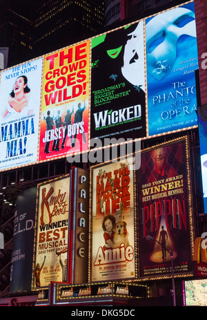 Times Square-Werbung in der Nacht, NYC Stockfoto