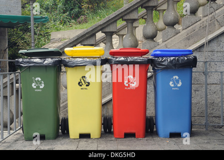 Rio De Janeiro, Brasilien. Vier farbige Abfall Kästen aufgereiht: Glas, Papier, Kunststoff und Metall. Stockfoto