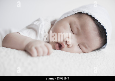 Nahaufnahme von Babymädchen schläft Stockfoto