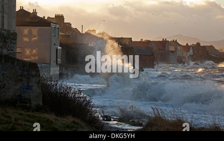 5. Dez. 2013 Prestonpans, East Lothian, Schottland, Vereinigtes Königreich, Überschwemmungen an der Ostküste bedrohen Häuser an der Ostküste aufgrund von rauen Meeren und der Gefahr hoher Wellen und sehr schnell fließendem Wasser. Stockfoto