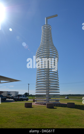 Pops-Soda-Ranch in Arcadia, Oklahoma. Riesige beleuchtete Limo-Flasche ist eine neue Route 66 Riese und Wahrzeichen Stockfoto