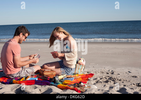 Paar Spielkarten auf Strand, Breezy Point, Queens, New York, USA Stockfoto
