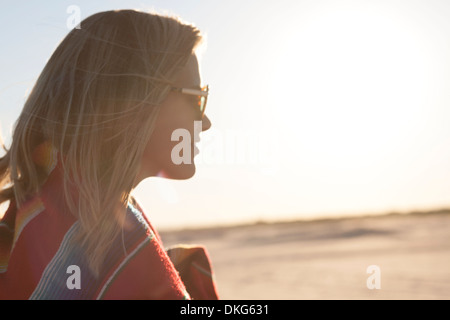 Porträt der jungen Frau in Decke gehüllt, Breezy Point, Queens, New York, USA Stockfoto