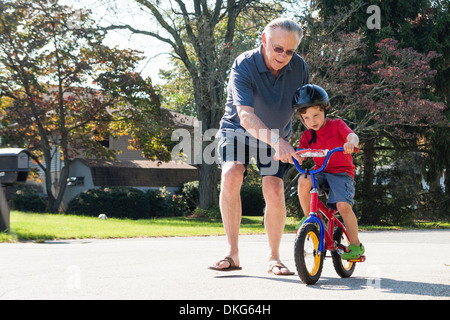 Großvater ermutigen junge, Fahrrad fahren Stockfoto