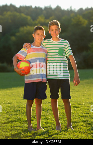 Zwei Jungs im Teenageralter Fußball spielen auf einer Wiese, Oberpfalz, Bayern, Deutschland, Europa Stockfoto