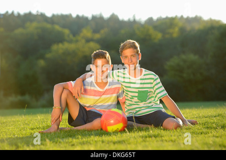 Zwei Jungs im Teenageralter Fußball spielen auf einer Wiese, Oberpfalz, Bayern, Deutschland, Europa Stockfoto