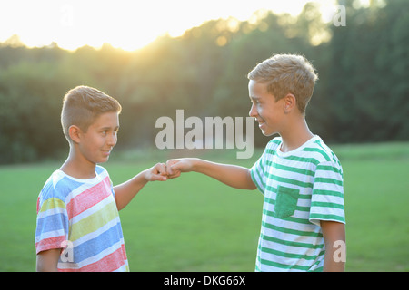 Zwei Jungs im Teenageralter Fußball spielen auf einer Wiese, Oberpfalz, Bayern, Deutschland, Europa Stockfoto