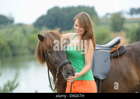 Junge Frau mit einem Islandpferd, Franken, Bayern, Deutschland, Europa Stockfoto
