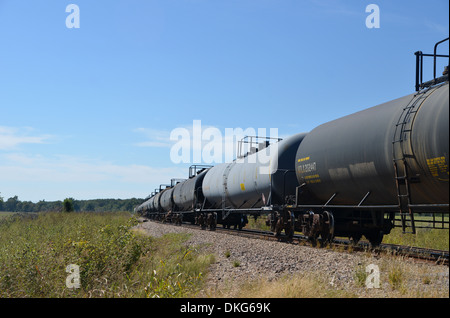 Amerikanischen Tanker-Wagen-Zug erstreckt sich in die Ferne, Oklahoma auf der alten Route 66 Regenbogenstraße Stockfoto