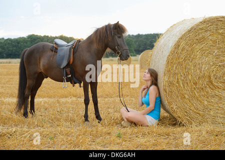 Junge Frau mit einem Islandpferd, Franken, Bayern, Deutschland, Europa Stockfoto