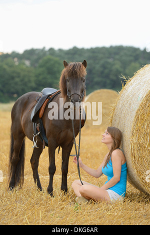 Junge Frau mit einem Islandpferd, Franken, Bayern, Deutschland, Europa Stockfoto