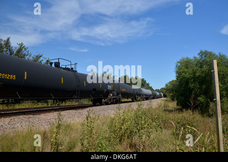 Amerikanischen Tanker-Wagen-Zug erstreckt sich in die Ferne, Oklahoma auf der alten Route 66 Regenbogenstraße Stockfoto