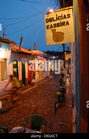Brasilien, Bahia, Lencois. Charmante Atmosphäre in Lencois kleine Einkaufsstraßen nach dem Gewitter. Stockfoto