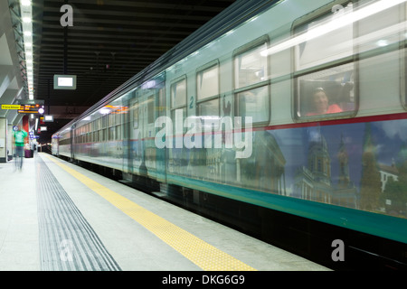 Ein Zug zieht in Bahnhof Porta Susa, Turin, Piemont, Italien, Europa Stockfoto