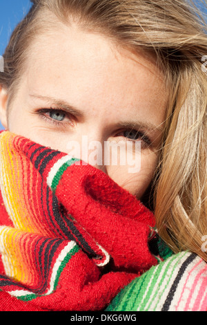Nahaufnahme der junge Frau in Decke, Breezy Point, Queens, New York, USA Stockfoto
