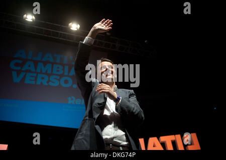 Bologna, Italien. 4. Dezember 2013. Die Rede von Matteo Renzi während des Besuchs in Bologna, am 4. Dezember 2013 für seine Kampagne für die Vorwahlen der Demokratischen Partei. Umfragen zufolge ist er der Favorit für die Rennsekretariats. : Bildnachweis Michele Lapini/NurPhoto: Michele Lapini/NurPhoto/ZUMAPRESS.com/Alamy Live-Nachrichten Stockfoto