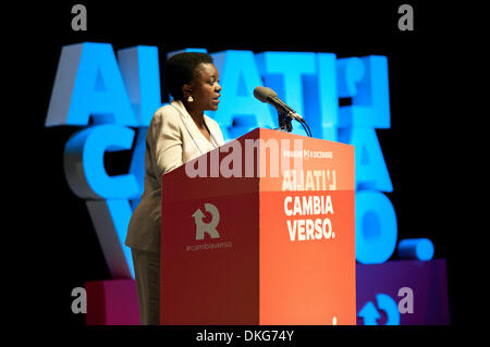 Bologna, Italien. 4. Dezember 2013. Die Minister CÃƒ © Cile Kyenge bei Unipol Arena Casalecchio, während seines Treffens mit Matteo Renzi.Photo: Michele Lapini/NurPhoto Credit: Michele Lapini/NurPhoto/ZUMAPRESS.com/Alamy Live News Stockfoto