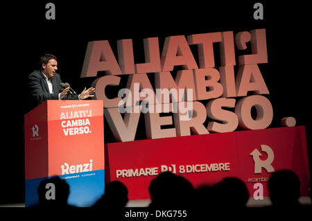 Bologna, Italien. 4. Dezember 2013. Die Rede von Matteo Renzi während des Besuchs in Bologna, am 4. Dezember 2013 für seine Kampagne für die Vorwahlen der Demokratischen Partei. Umfragen zufolge ist er der Favorit für die Rennsekretariats. : Bildnachweis Michele Lapini/NurPhoto: Michele Lapini/NurPhoto/ZUMAPRESS.com/Alamy Live-Nachrichten Stockfoto