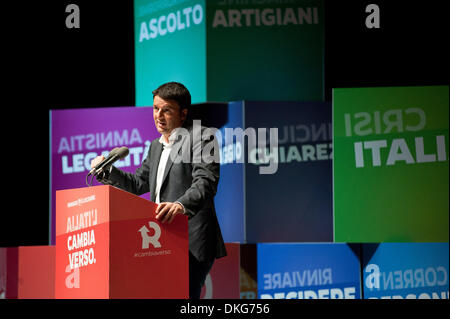 Bologna, Italien. 4. Dezember 2013. Die Rede von Matteo Renzi während des Besuchs in Bologna, am 4. Dezember 2013 für seine Kampagne für die Vorwahlen der Demokratischen Partei. Umfragen zufolge ist er der Favorit für die Rennsekretariats. : Bildnachweis Michele Lapini/NurPhoto: Michele Lapini/NurPhoto/ZUMAPRESS.com/Alamy Live-Nachrichten Stockfoto