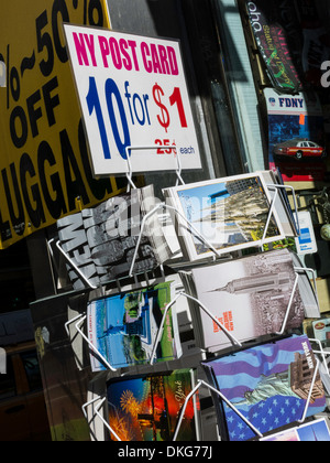 Ansichtskarten Sie vor der New York City-Souvenir-Shop, NYC Stockfoto