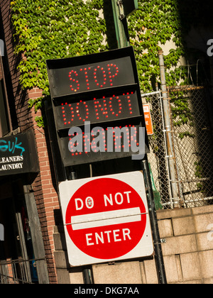 Beenden Sie, geben Sie keine Zeichen und Flasher Board, NYC, USA Stockfoto