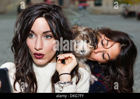 Freunde halten Lieblingshund für Foto Stockfoto