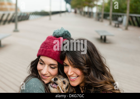 Freunde halten Lieblingshund für Foto Stockfoto