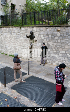 Touristen in Montmartre vorbei Jean Marais Skulptur von Marcel Ayme, Paris Frankreich Stockfoto