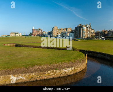 Saint Andrews Old Course Schottland Swilken brennen, Swilken Brücke und R & A Clubhaus. Stockfoto