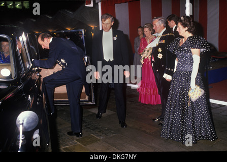 Duke und Duchess of Kent verlassen den Lord Mayor of London Guildhall Empfang und Bankett 1990. Der Lord Mayor Sir Alexander Graham und die Lady Mayoress Carolyn Graham und Würdenträger stehen auf dem Spiel, wenn Royals die Partei verlassen. London UK 1990s HOMER SYKES Stockfoto