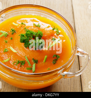 Hausgemachte Thanksgiving Kürbissuppe im Glas Schüssel. Gesunde Ernährung-Konzept. Stockfoto