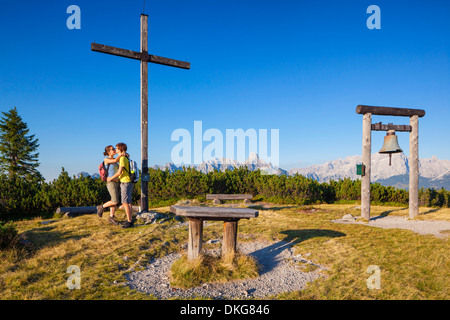 Junges Paar am Gipfel freuen, Bischofsmuetze, Gosaukamm, Dachstein, Salzburger Land, Österreich, Europa Stockfoto