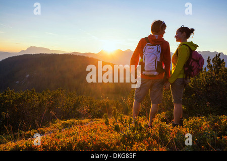 Junges Paar Wandern, Salzachtal und Tennengebirge, Hochkönig, Salzburger Land, Österreich, Europa Stockfoto