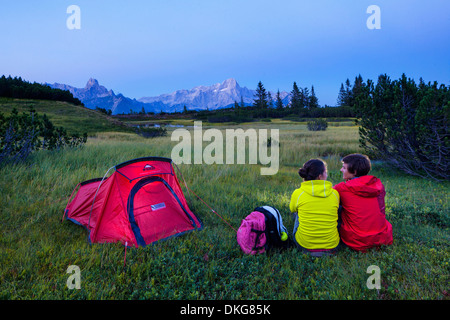 Junges Paar camping in den Bergen, Bischofsmuetze, Gosaukamm und Dachstein, Salzburger Land, Österreich, Europa Stockfoto