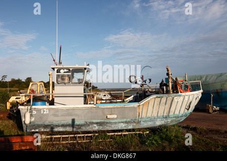 Kleines Fischerboot auf dem Festland in Werft Yarmouth Isle Of Wight Hampshire England Stockfoto