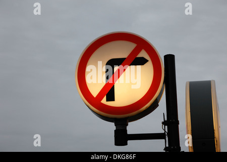 Beleuchtete Verkehrszeichen keine Rechtskurve Yarmouth Isle Of Wight Hampshire England Stockfoto