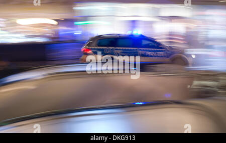 Hannover, Deutschland. 5. Dezember 2013. Ein Policecar fährt durch die Stadt in Hannover, Deutschland, 5. Dezember 2013. Sturmtief Xaver hat Norddeutschland erreicht. Foto: Jochen Luebke/Dpa/Alamy Live News Stockfoto