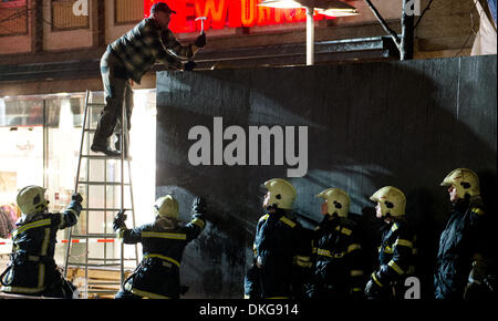 Hannover, Deutschland. 5. Dezember 2013. Feuerwehrleute sichern einen Bauzaun, die einen Passagier in Hannover, Deutschland, 5. Dezember 2013 verletzt. Sturmtief Xaver hat Norddeutschland erreicht. Foto: Jochen Luebke/Dpa/Alamy Live News Stockfoto