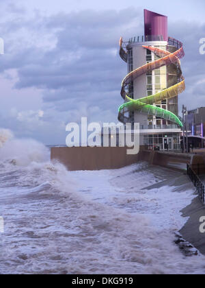 Redcar und Cleveland, North Yorkshire, UK. 5. Dezember 2013. Schwere See testen die neue Küstenschutzes in Redcar Cleveland North Yorkshire UK.  Die außergewöhnlichen klimatischen Bedingungen wurden erwartet, um die höchste Sturmflut seit dem großen Sturm von 1953 zu produzieren.  Die Ufermauer Redcar überlebt die Bedingungen mit nur kleine Mengen von Wasser, die Überflutung der Wand bei hoher Flut 17:00 5. Dezember 2013. Bildnachweis: Peter Jordan NE/Alamy Live-Nachrichten Stockfoto