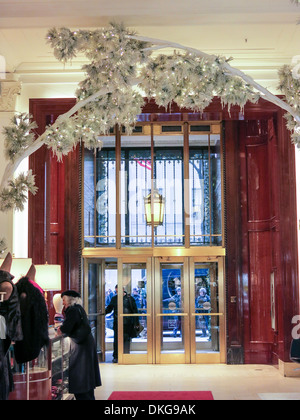 Der Vintage Saks Fifth Avenue Flagship Store Interior ist für die Feiertage 2014 in New York City, USA, dekoriert Stockfoto