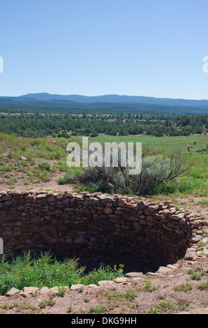 Eine zeremonielle Kiva wurde von alten Pueblo Indianerstämme in einer Siedlung entlang der Pecos River vor etwa 1000 Jahren verwendet. Stockfoto