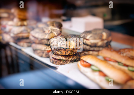 Paris, Frankreich - gefüllte Bagels und Sandwiches im Fenster ein Koscher Deli in Le Marais Stockfoto