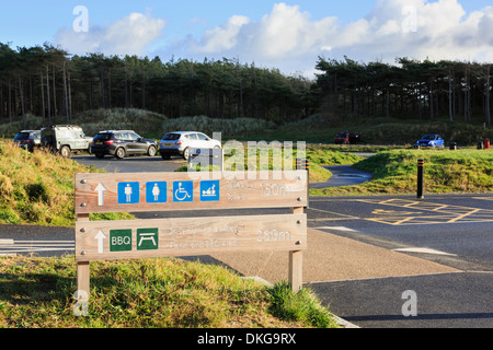 Neue Einrichtungen in den neuen verbesserten Parkplatz Anzeichen in Newborough Wald, Isle of Anglesey, North Wales, UK, Großbritannien Stockfoto