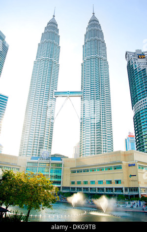 Blick auf die Petronas Twin Towers in Kuala Lumpur, Malaysia. Petronas sind die höchsten Twin-Gebäude der Welt (451,9 m) Stockfoto